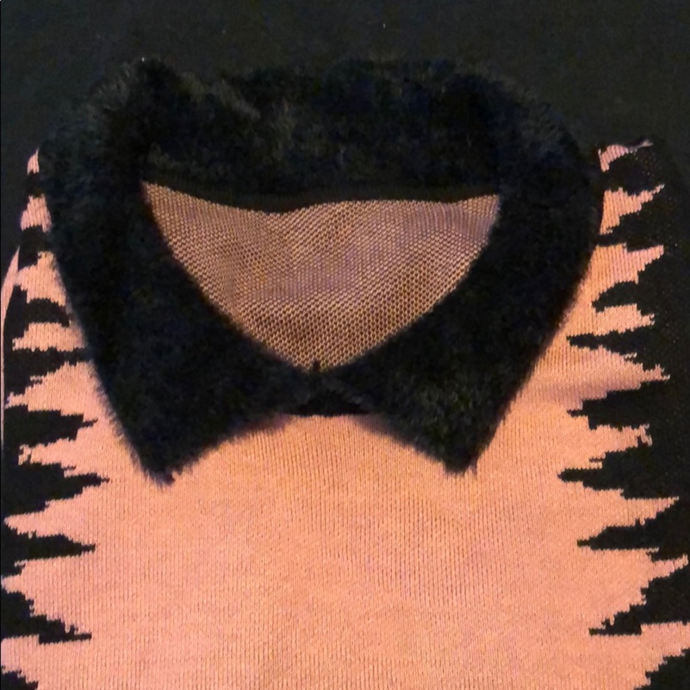Peach & black warm sweater w ablack  collar M New
